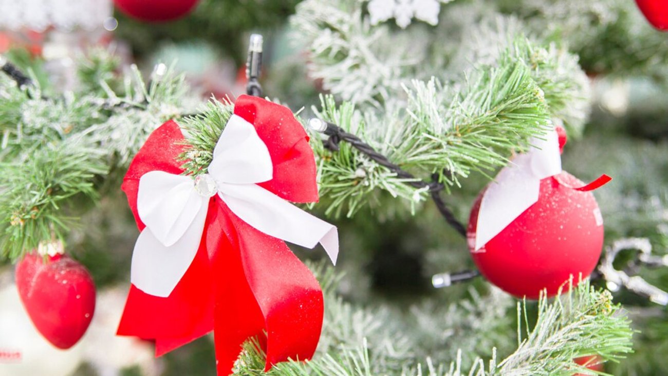 Christmas Bows Holiday Decoration Trend 2024