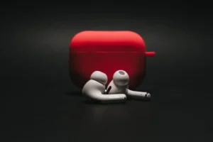 Wireless noise-canceling earbuds